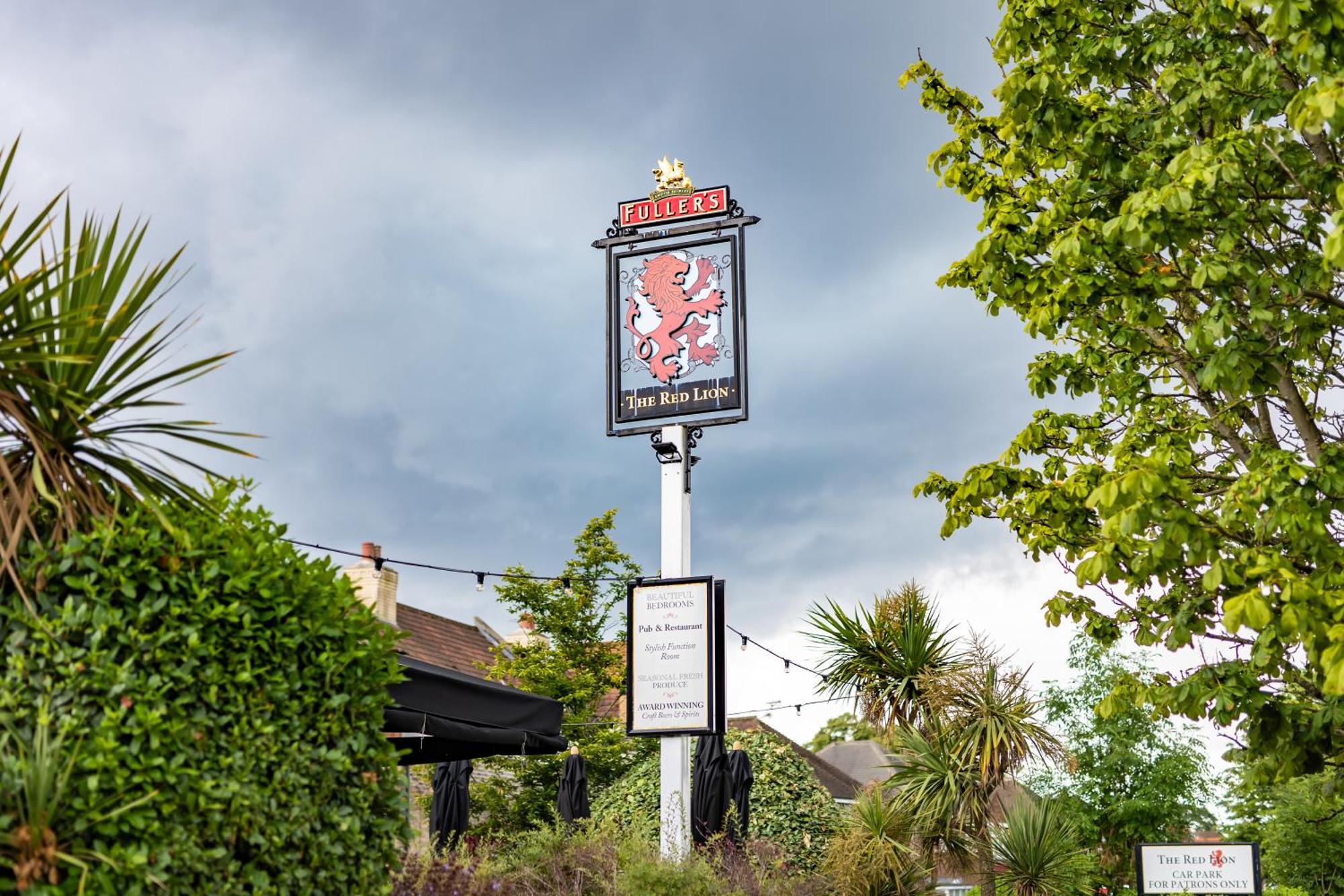 The Red Lion 3*