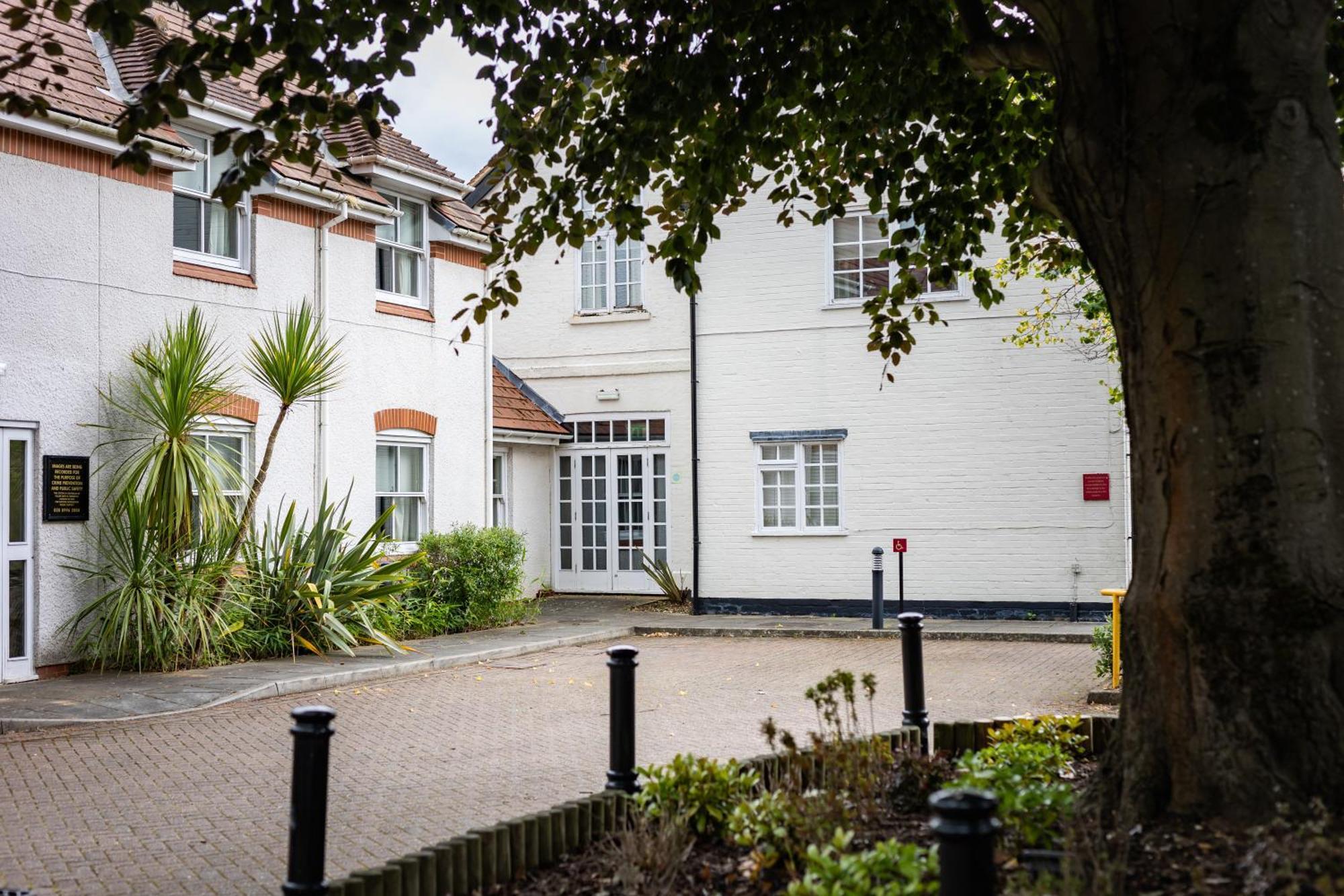 The Red Lion 3* Hillingdon