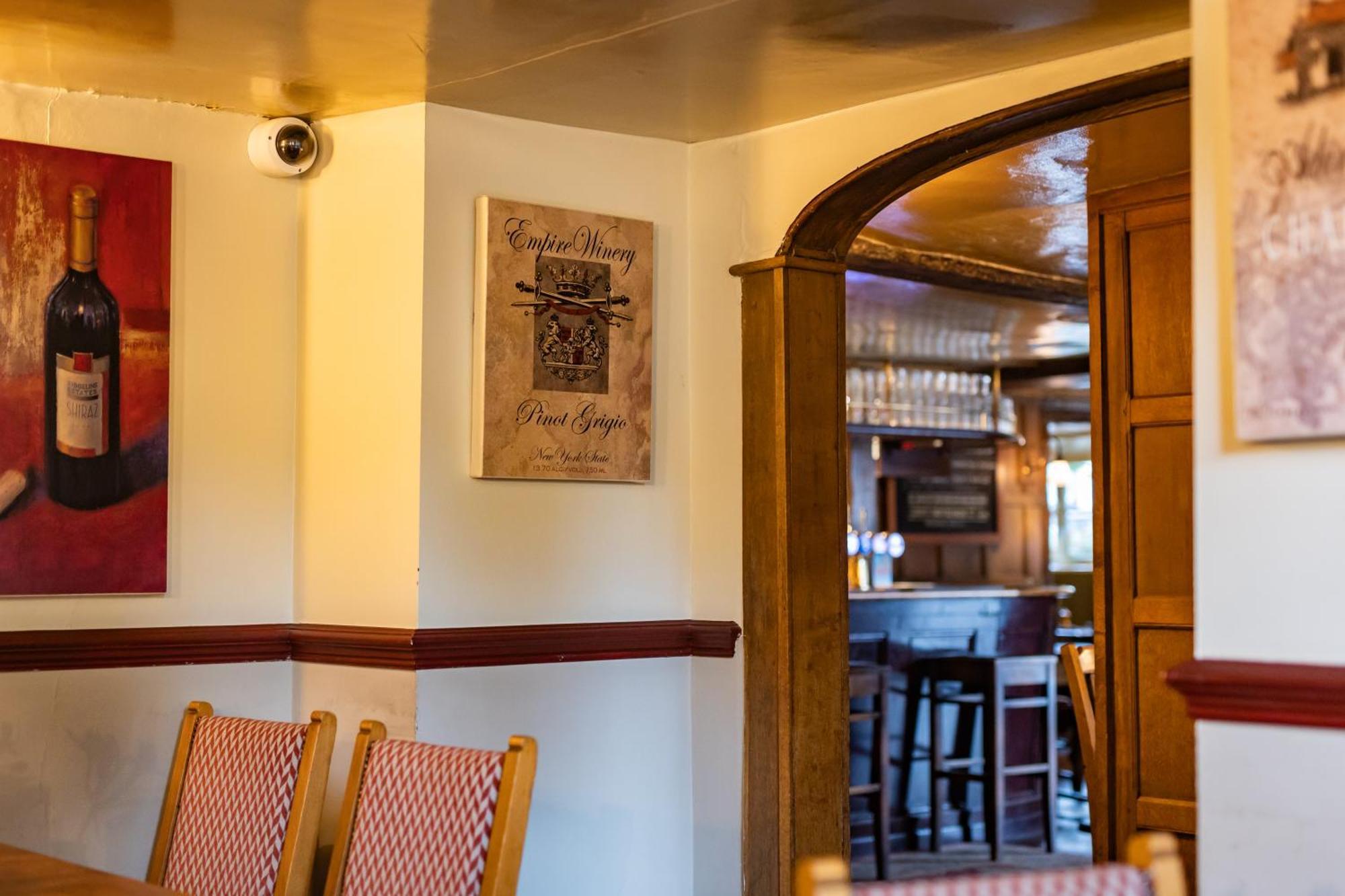 The Red Lion 3*