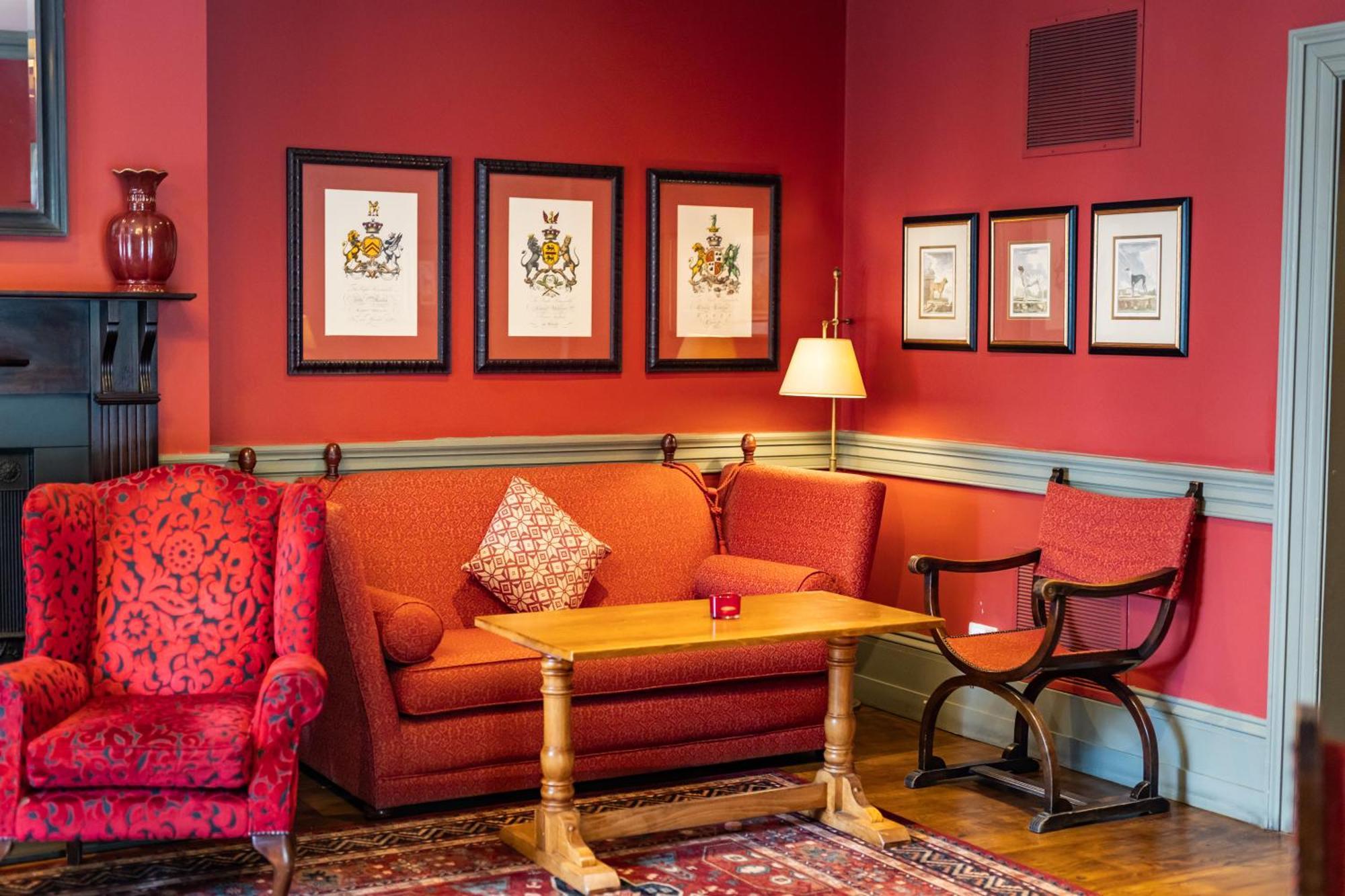 The Red Lion 3* Hillingdon