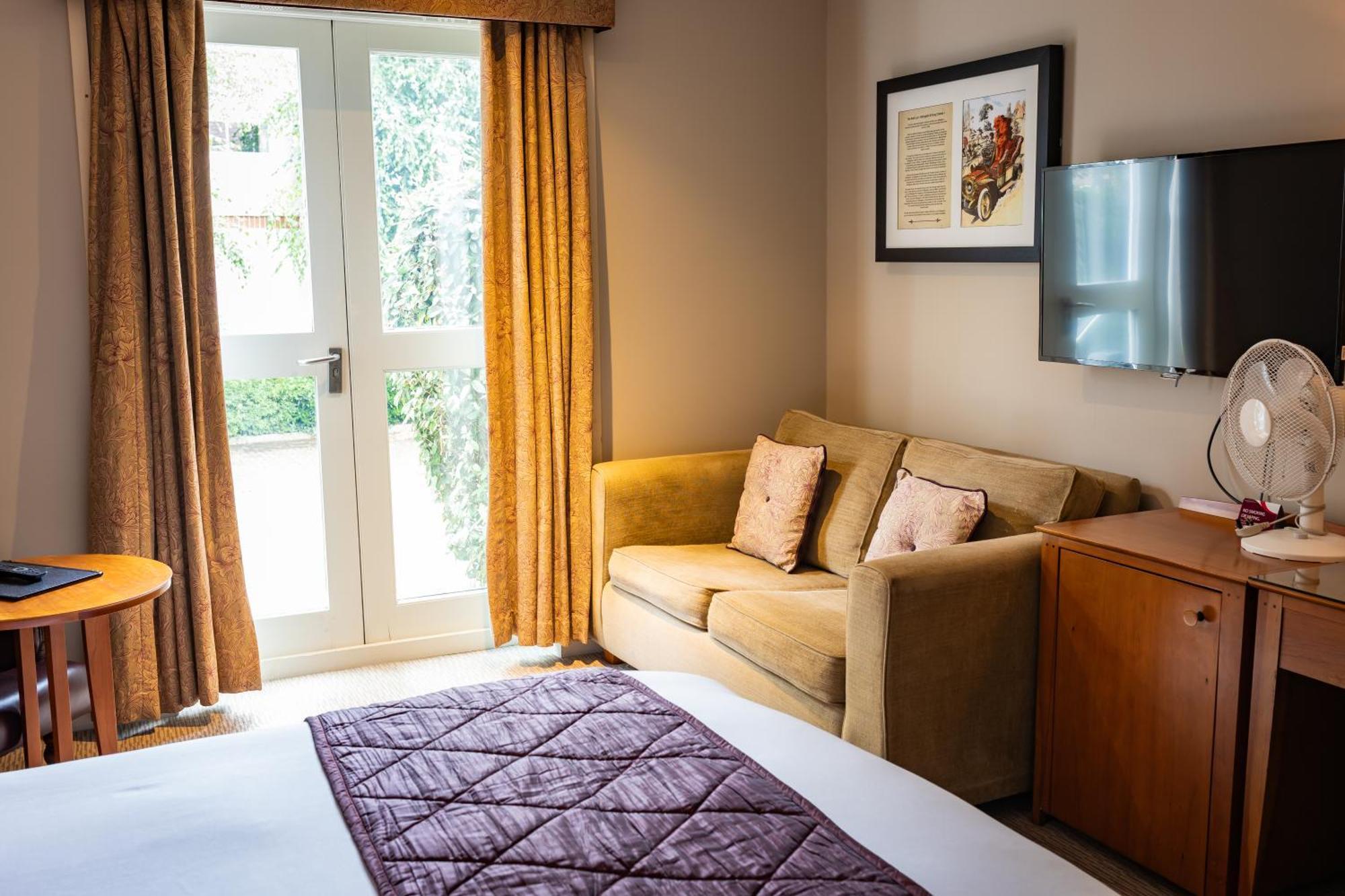 The Red Lion 3* Hillingdon