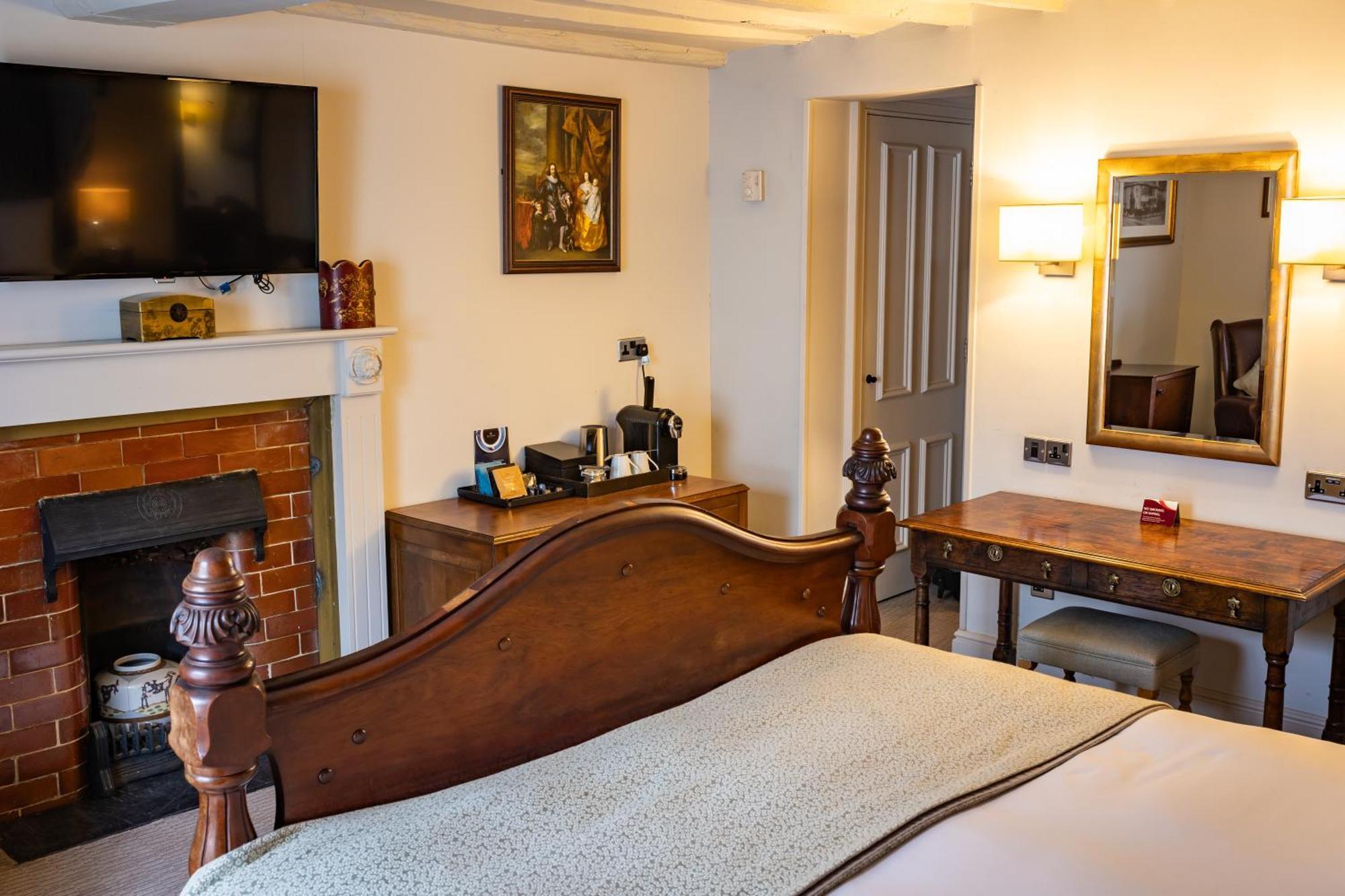 The Red Lion 3*